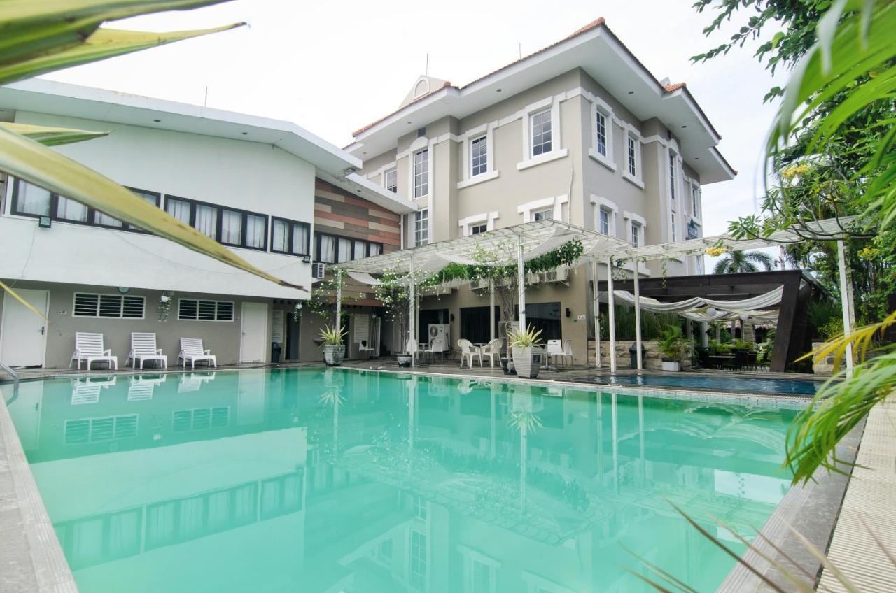 Country Heritage Hotel Surabaya Exteriör bild