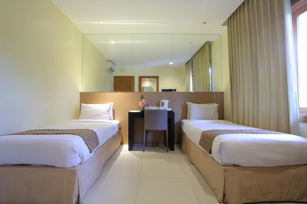 Country Heritage Hotel Surabaya Exteriör bild