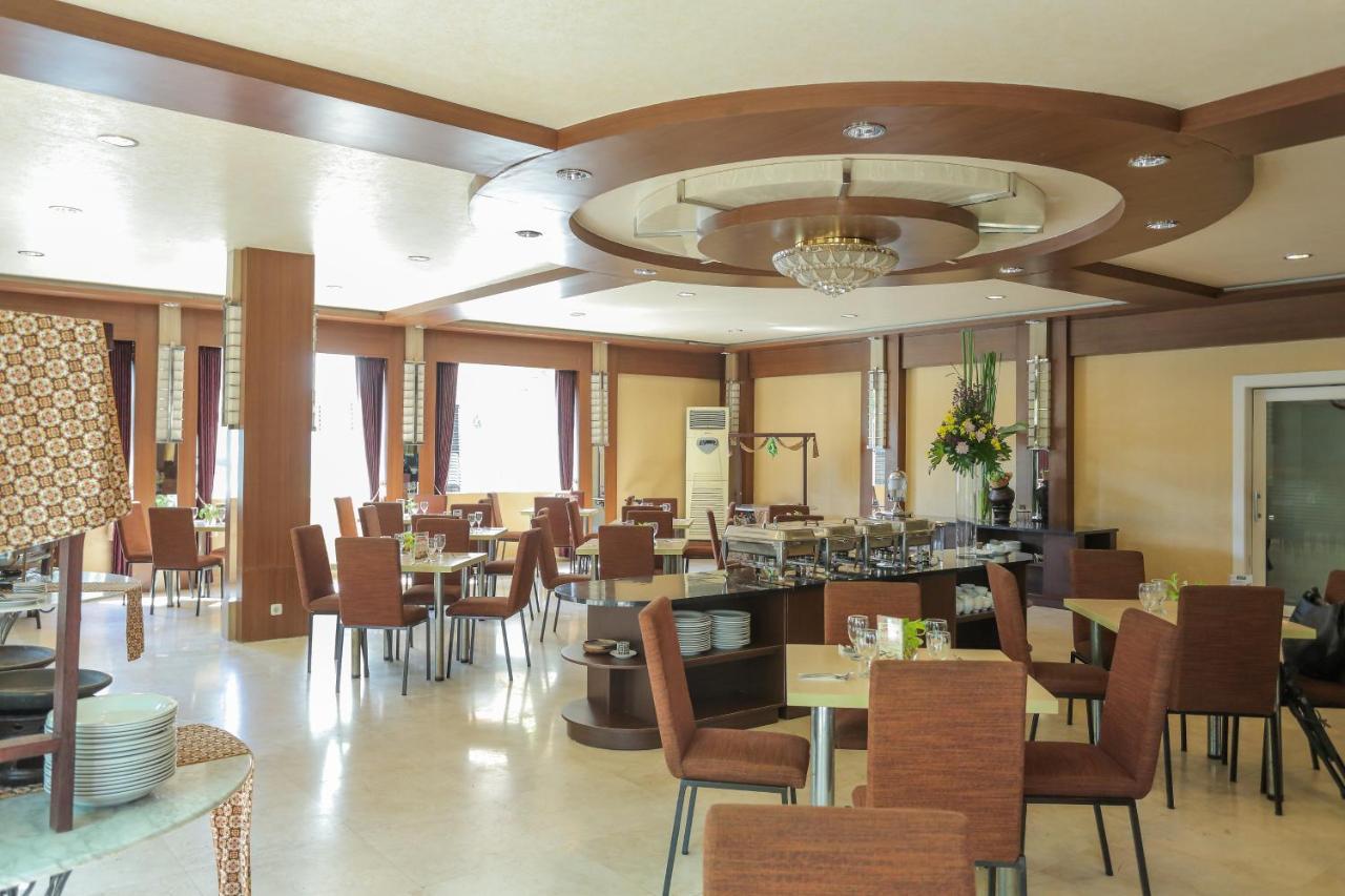 Country Heritage Hotel Surabaya Exteriör bild