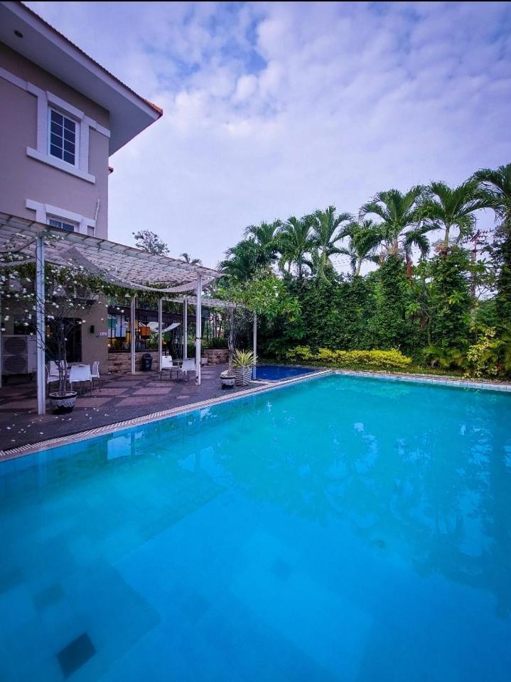 Country Heritage Hotel Surabaya Exteriör bild